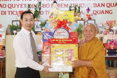 Phó Bí thư Thường trực Tỉnh ủy, Chủ tịch HĐND tỉnh An Giang Nguyễn Thanh Nhàn thăm cơ sở thờ tự tại phường Rạch Giá và Hà Tiên