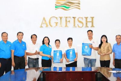 Phó Chủ tịch Thường trực Tổng Liên đoàn Lao động Việt Nam Thái Thu Xương thăm, tặng quà người lao động mắc bệnh hiểm nghèo
