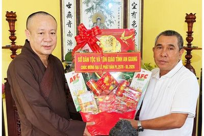 Sở Dân tộc và Tôn giáo tỉnh An Giang chúc mừng Phật đản tại đặc khu Phú Quốc