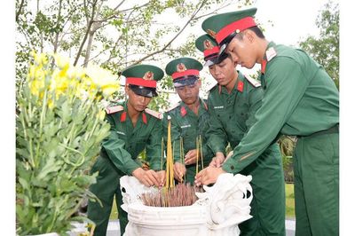 Trung đoàn 893 tổ chức hành trình về nguồn cho chiến sĩ mới