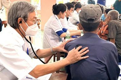 Khám bệnh, cấp thuốc miễn phí và tặng quà cho 300 người dân xã Chợ Mới