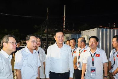 Lãnh đạo thành phố động viên đội pháo hoa Đà Nẵng sau đêm khai mạc