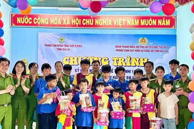 Phòng Cảnh sát hình sự tặng quà cho trẻ em tại Trung tâm Bảo trợ xã hội tổng hợp Pleiku