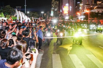 Sôi động, hấp dẫn diễu hành đêm mô tô phân khối lớn lần đầu tiên tại Việt Nam