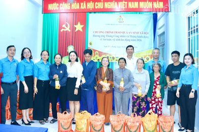 Công đoàn phường Nam Nha Trang tặng 100 suất quà cho người dân có hoàn cảnh khó khăn