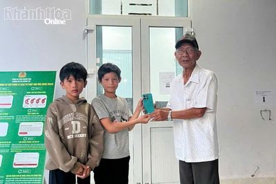 Hai học sinh nhặt được điện thoại, chủ động tìm người đánh rơi