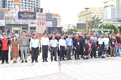 Hơn 1.200 người tham gia lễ chào cờ tại Quảng trường 2 tháng 4, phường Nha Trang
