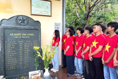 Hơn 60 học sinh tham gia 'Hành trình về địa chỉ đỏ' tại bến Hòn Hèo