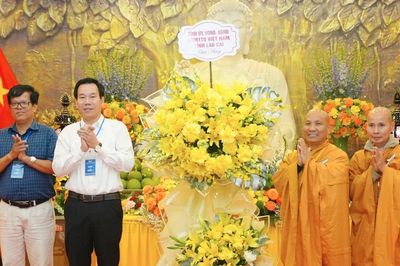 Đồng chí Dương Đức Huy - Trưởng Ban Tuyên giáo và Dân vận Tỉnh ủy dự và chúc mừng Đại lễ Phật đản năm 2026