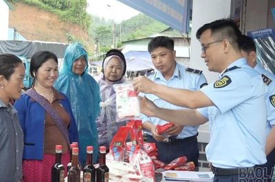 Tuyên truyền phân biệt hàng thật - hàng giả tại chợ phiên Vĩnh Yên