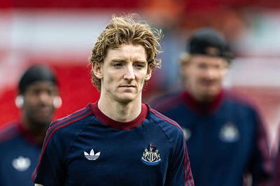 Giải mã mức lương 346.000 euro mỗi tuần của Anthony Gordon tại Barcelona