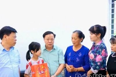 Xã Hiền Quan tặng 16 suất quà cho thiếu nhi có hoàn cảnh khó khăn