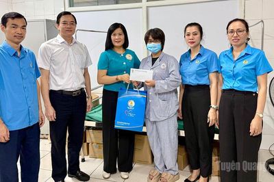 Tổng Liên đoàn Lao động Việt Nam tặng quà đoàn viên mắc bệnh hiểm nghèo tại Tuyên Quang