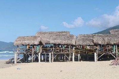 Chấn chỉnh hàng quán lấn bãi biển ở Chân Mây - Lăng Cô
