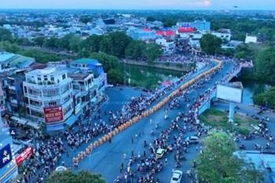 Hàng ngàn người tham gia rước Phật từ Quốc tự Diệu Đế lên Tổ đình Từ Đàm