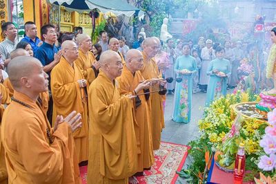 Phật giáo phường Tân Định, Sài Gòn, Bến Thành, Cầu Ông Lãnh thực hiện nghi thức Tắm Phật