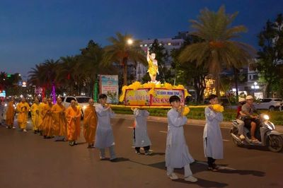 Gia Lai: Chư Tăng Ni các tự viện phường Quy Nhơn Nam cung rước kiệu tôn tượng Đức Phật đản sanh