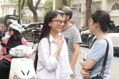 Gần 125.000 thí sinh Hà Nội bước vào môn thi đầu tiên, giành suất lớp 10