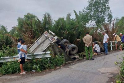 Tây Ninh: Xe tải lao xuống kênh sau va chạm lan can cầu, tài xế nguy kịch