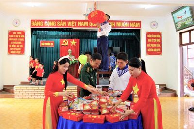 Rộn ràng chuẩn bị tết Thiếu nhi ở Trường Sa