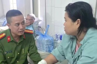 Hai cán bộ công an Phú Thọ hỗ trợ nạn nhân gặp tai nạn trên đường