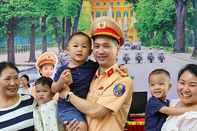 Người dân hào hứng check-in, trải nghiệm gian trưng bày của CSGT tại hồ Hoàn Kiếm