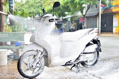Dội nước làm mát xe máy được không?