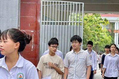 Học sinh Hà Nội thi môn đầu tiên, phụ huynh thấp thỏm chờ con trước cổng trường