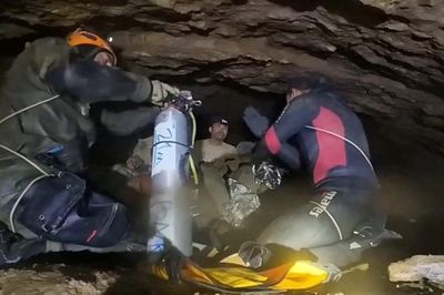 Giải cứu thành công 5 người mắc kẹt hơn một tuần trong hang ngập nước ở Lào