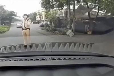 CSGT làm việc với người tự xưng thầy dạy lái xe với câu hỏi: 'Em biết anh không?'