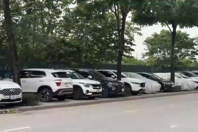 Vỉa hè phố Lê Giản không còn chỗ cho người đi bộ