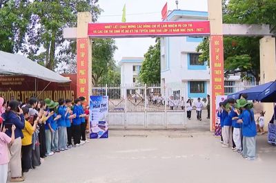 Tiếp sức sĩ tử tại vùng cao Ba Vì