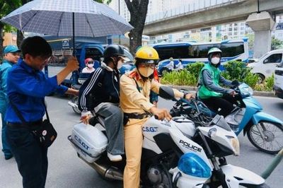 CSGT hỗ trợ kịp thời nữ sinh đến điểm thi vào lớp 10