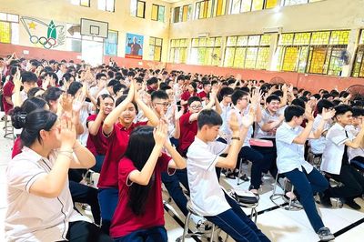 Cha mẹ cùng con thi vào lớp 10