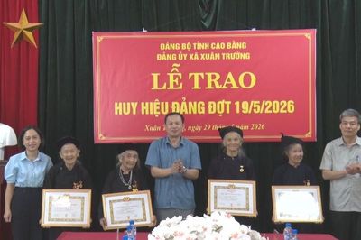 Xã Xuân Trường trao Huy hiệu Đảng