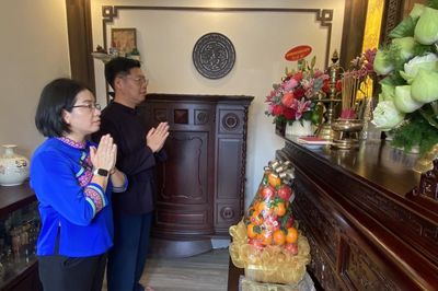 Dâng hương, tưởng nhớ đồng chí Hoàng Đình Giong