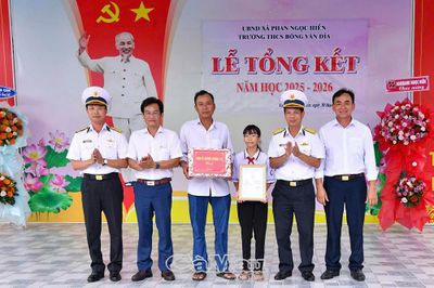 Lữ đoàn 175 nhận đỡ đầu con ngư dân khó khăn ở Cà Mau