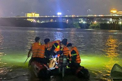 Ca nô xuyên đêm cứu nam thanh niên nhảy cầu Trà Khúc, thoát 'cửa tử' trong tích tắc