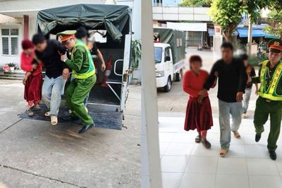 Ngã xe giữa đường khi đưa người thân đi cấp cứu ngộ độc lá ngón, nam thanh niên bật khóc vì hành động của công an