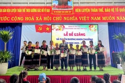 Độc đáo trường vùng cao khen thưởng học sinh giỏi bằng cây giống sâm Ngọc Linh