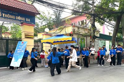 Cận giờ thi Ngữ văn vào lớp 10, nhiều thí sinh cuống cuồng chạy vào điểm thi