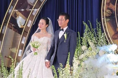 Mỹ nhân phim giờ vàng Việt Hoa rạng rỡ trong lễ cưới ở Hà Nội