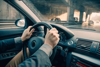 Học lái xe nhưng giáo viên chỉ dẫn sai thì xử phạt thế nào?