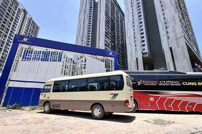 Xe khách, xe hợp đồng dừng đỗ, đón trả khách sai quy định quanh khu vực bến xe Mỹ Đình: Cần xử phạt thật nghiêm!