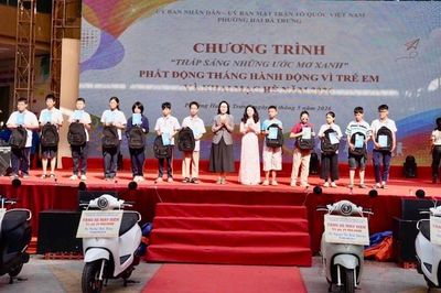 Phường Hai Bà Trưng tặng xe máy điện và quà cho gia đình, trẻ em có hoàn cảnh khó khăn