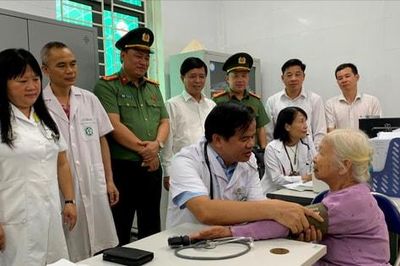Hơn 500 người dân xã Ba Vì được khám bệnh, phát thuốc miễn phí