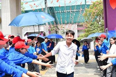 Thí sinh rạng rỡ sau khi hoàn thành bài thi ngữ văn