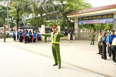 Tuổi trẻ xã Dương Hòa đồng hành cùng thí sinh thi vào lớp 10