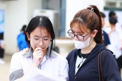 Ba tiếng chờ con ngoài cổng trường