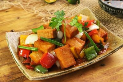 Đậu phụ đem sốt với thứ quả dạt dào mùa hè này, chua ngọt dẻo quánh, mát ruột lại giảm cholesterol cực tốt